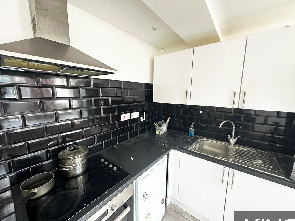 Property photo 2 of 6 Flat 4, 43 London Rd (11)Logo