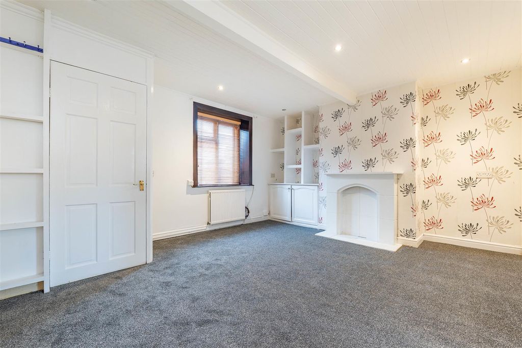 Property photo 2 of 19 Lounge