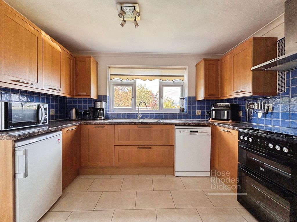 Property photo 3 of 19 Kitchen