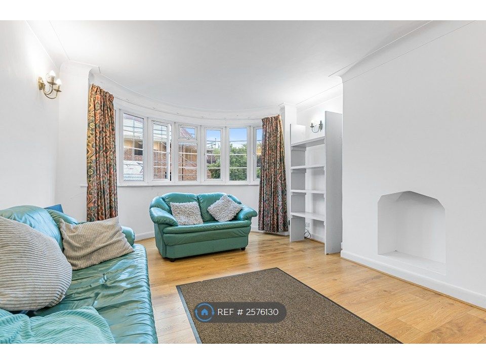 Property photo 1 of 11 Spacious Lounge - Bay Window