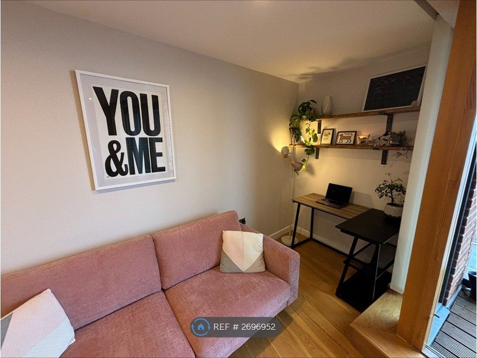 Property photo 2 of 25 Corner With Desk