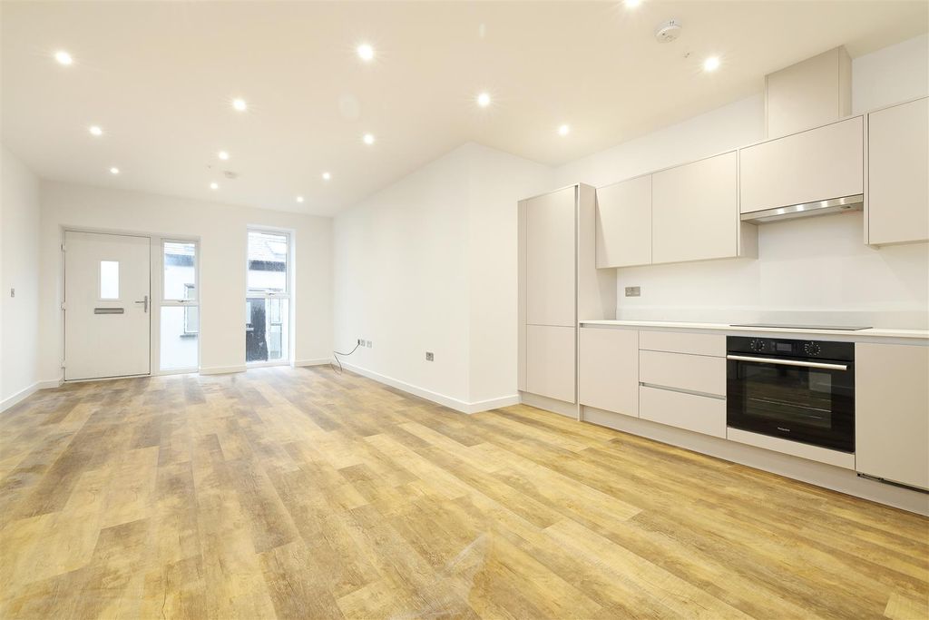 Property photo 2 of 9 No.15-Greenyard-Jan25-9771.Jpg