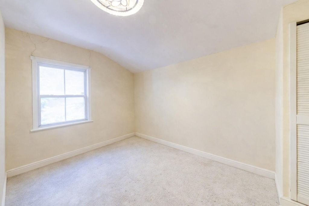 Property photo 3 of 8 Bedroom