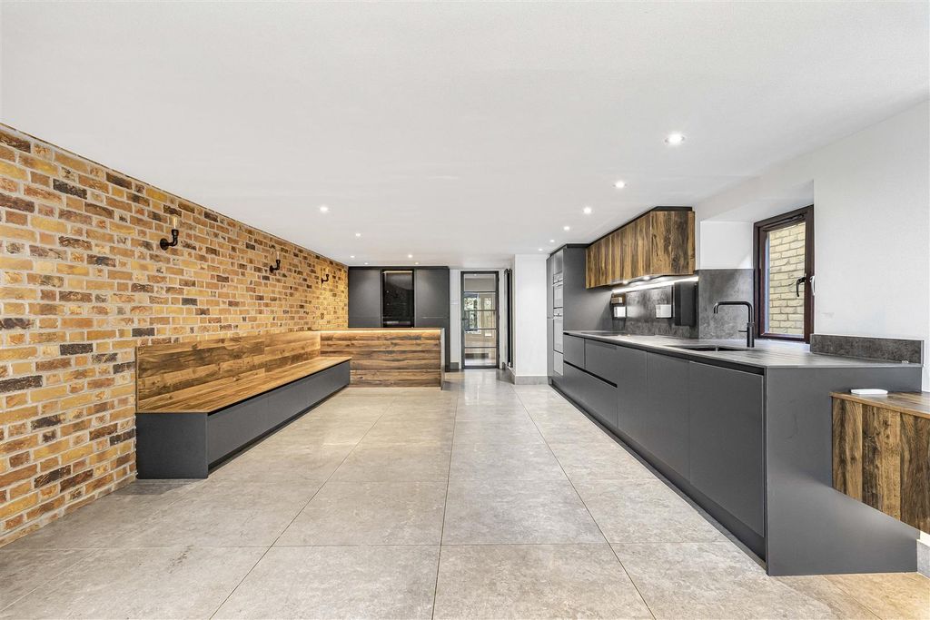 Property photo 2 of 35 36_65052.Jpg