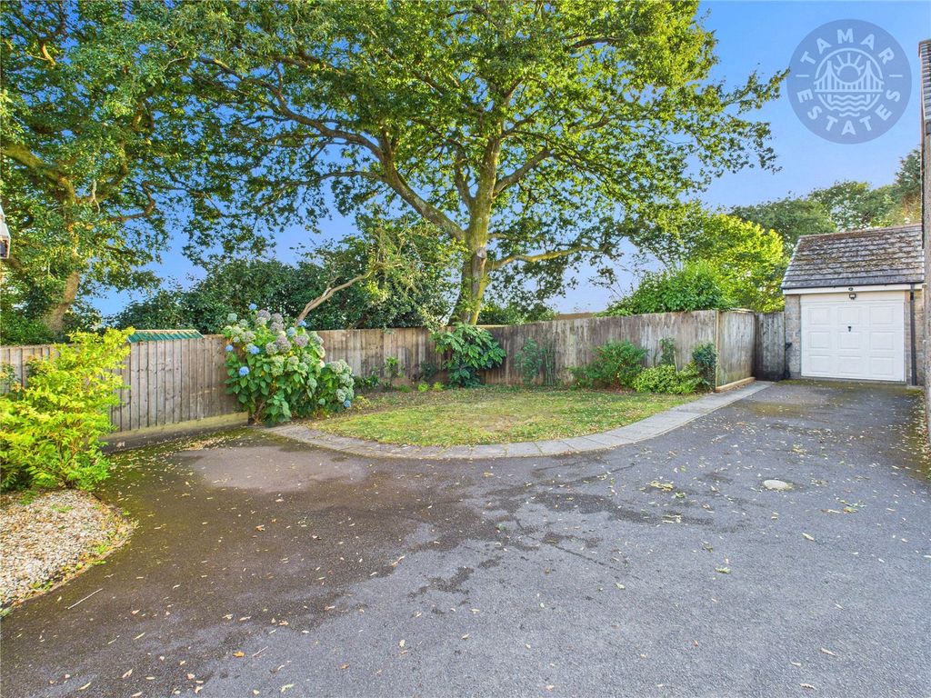 Property photo 3 of 20 Driveway