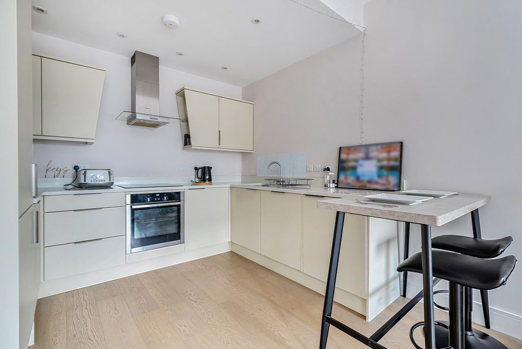 Property photo 3 of 14 1411182-13-698A1B...