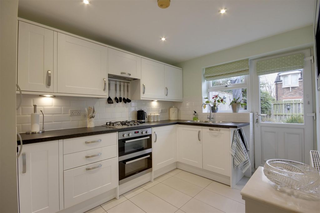 Property photo 2 of 10 Kitchen
