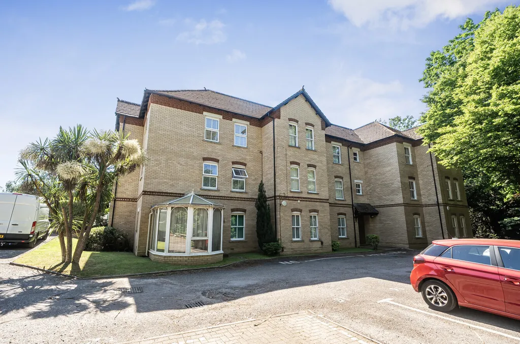 Apartment in Southampton - View 3