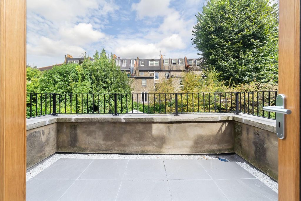 Property photo 3 of 8 Brook Green Lettings Sterndale Road - Terrace (2).
