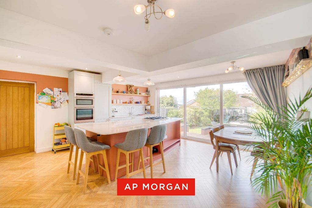 Property photo 2 of 19 Picture No. 11