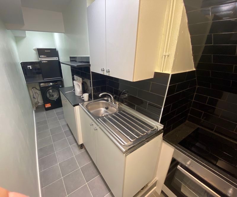 Property photo 3 of 11 Kitchen