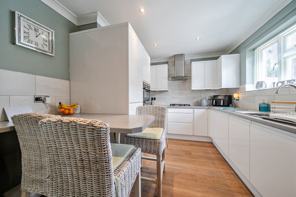 Property photo 3 of 19 Kitchen