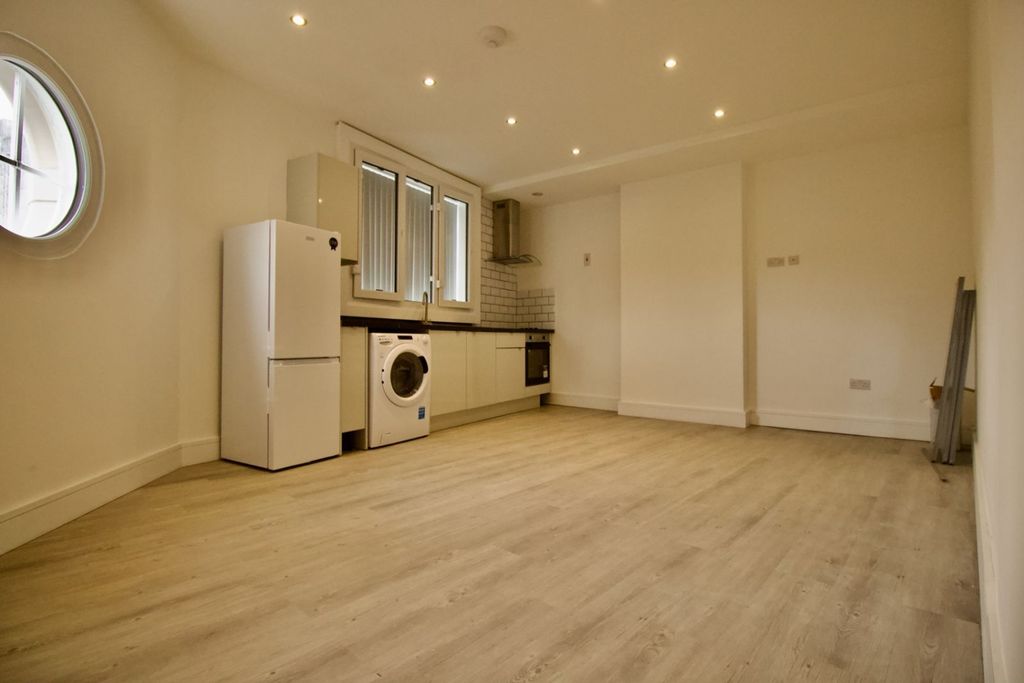 Property photo 2 of 4 Belgrave Gate Kitchen