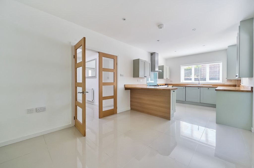 Property photo 3 of 14 1325466-4-686Fd25...