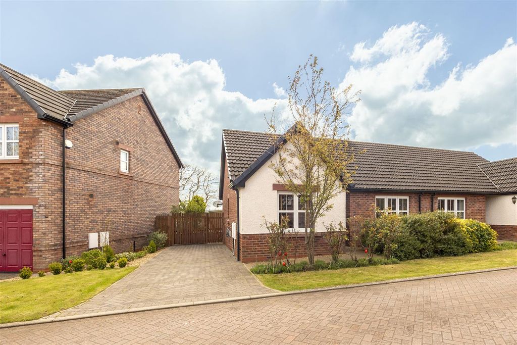 Property photo 1 of 29 8 Clifton Hill Gardens Front