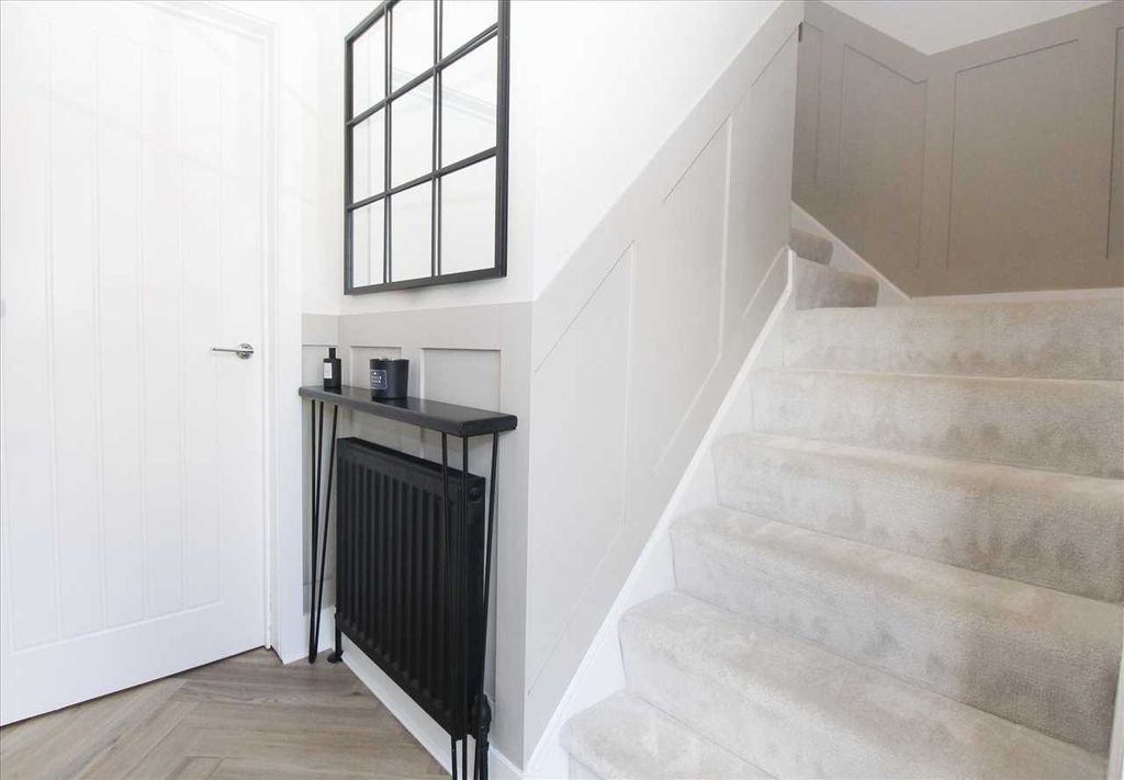 Property photo 2 of 16 Entrance Hall