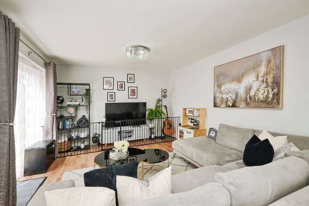 Property photo 2 of 11