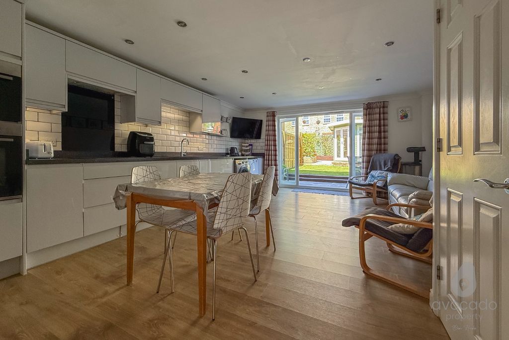 Property photo 2 of 18 4332704