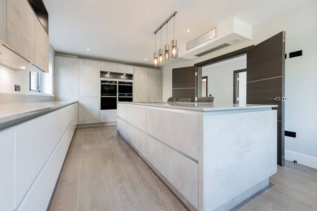 Property photo 2 of 34