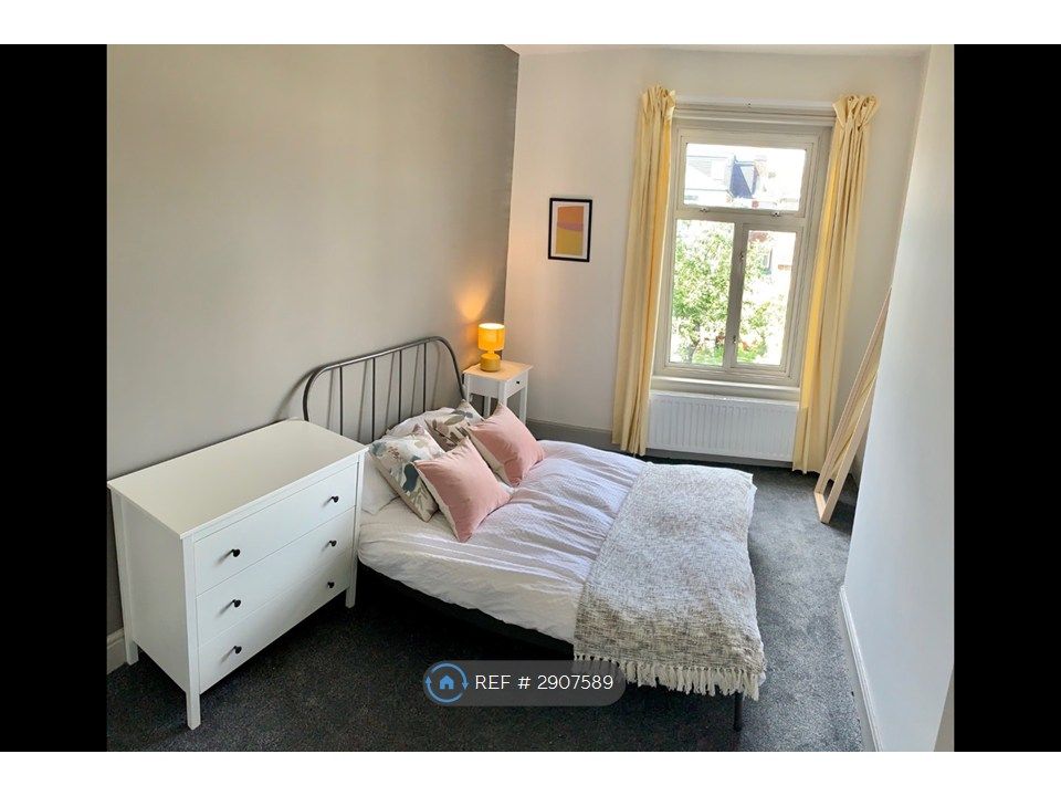 Property photo 1 of 13 Room 4