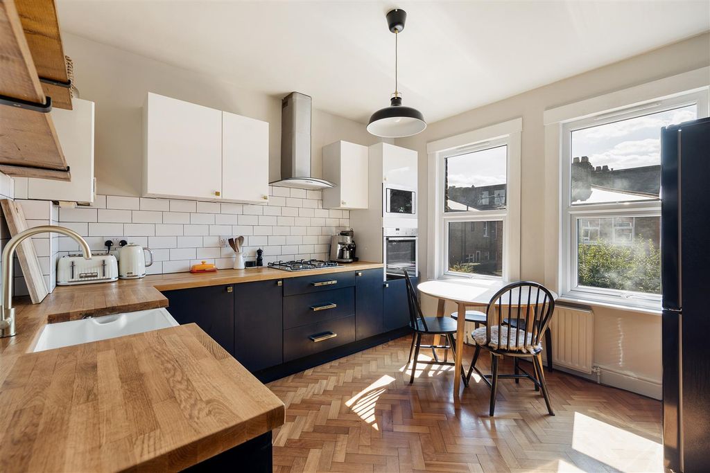 Property photo 3 of 30 Blyth Road, E17