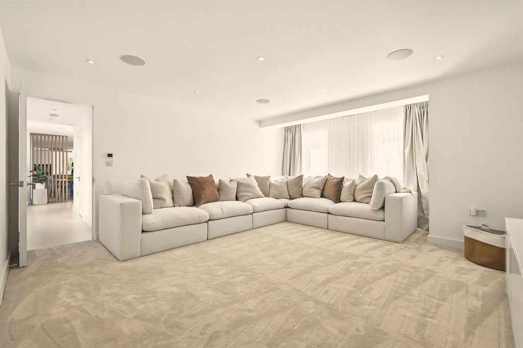 Property photo 3 of 43