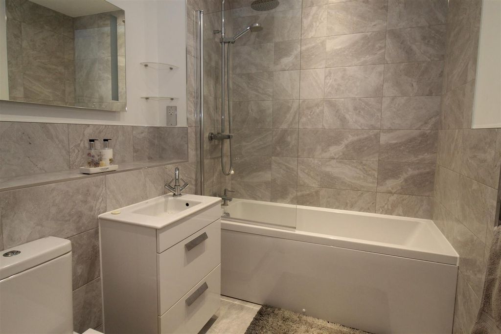 Property photo 3 of 10 Bathroom 20 Steel Close.Jpg