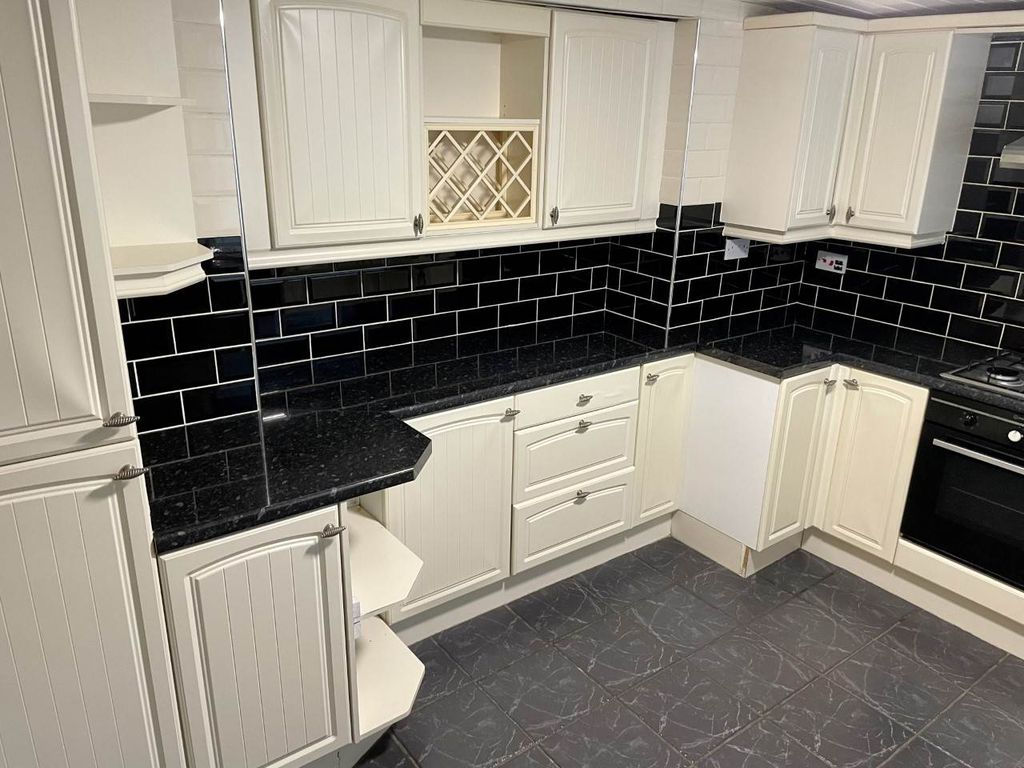 Property photo 3 of 20 77 Dill Kitchen 3