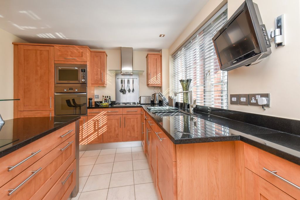 Property photo 2 of 23