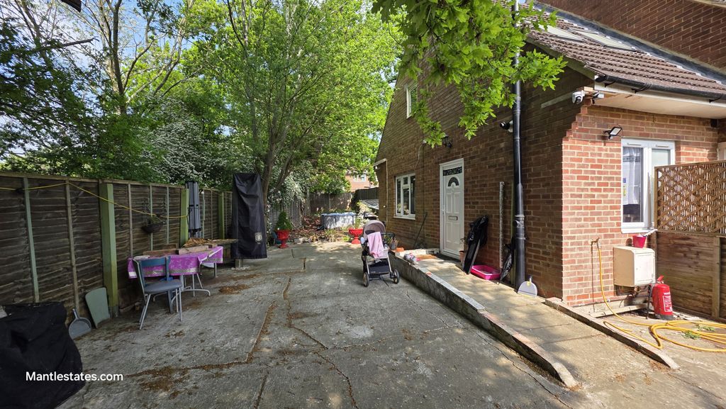 Property photo 3 of 12 Snnex Side Garden