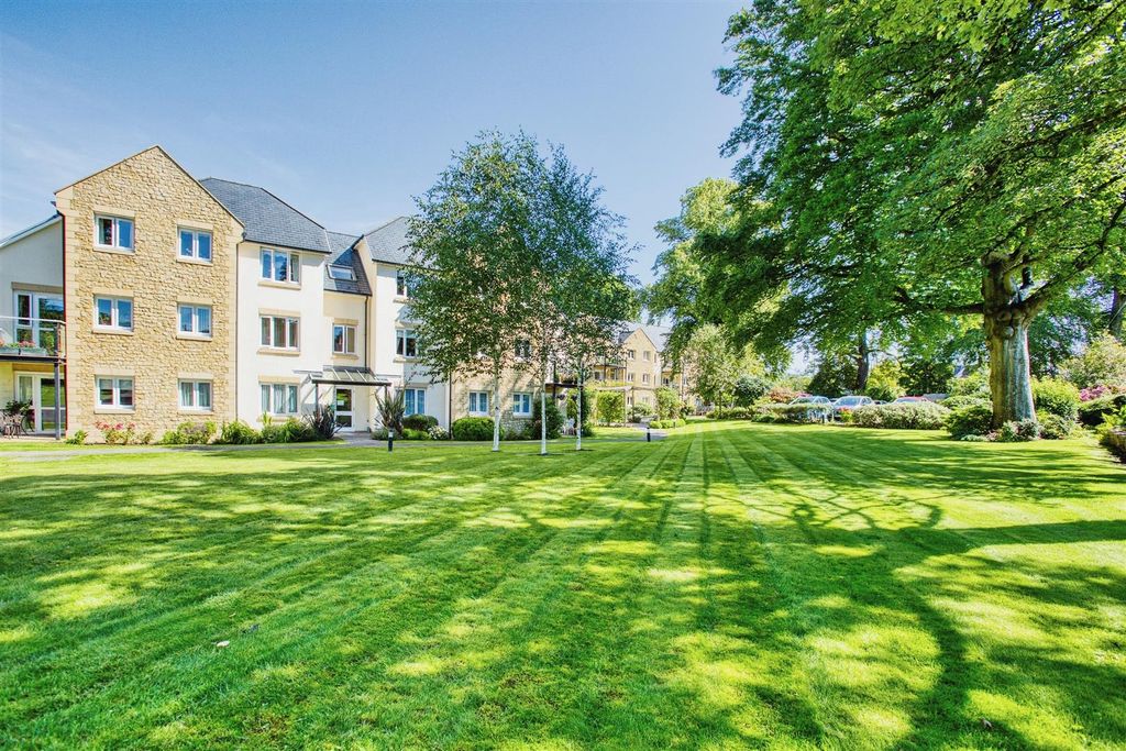 Property photo 2 of 20 Holmcroft Court