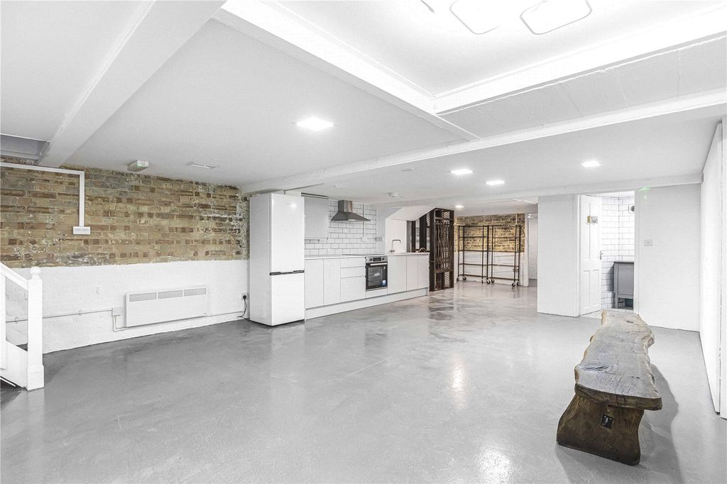 Property photo 3 of 18 Reception/Kitchen
