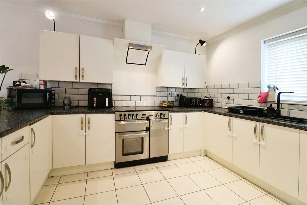 Property photo 2 of 27 Picture No. 10