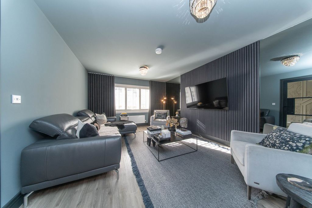 Property photo 2 of 34 Lounge