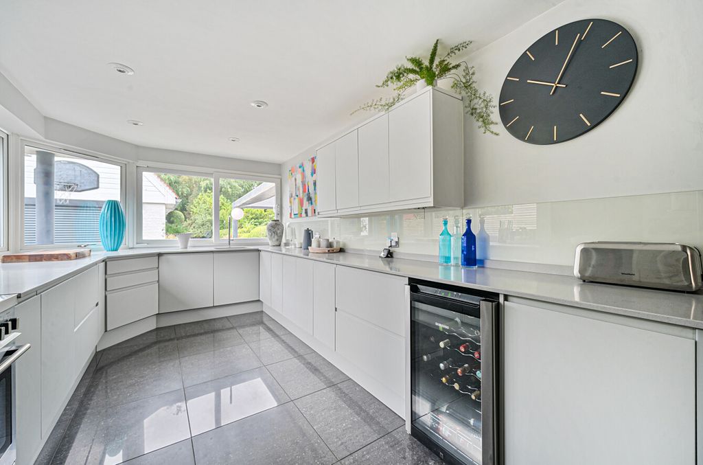 Property photo 3 of 45 18-6A8587198Ec35-...