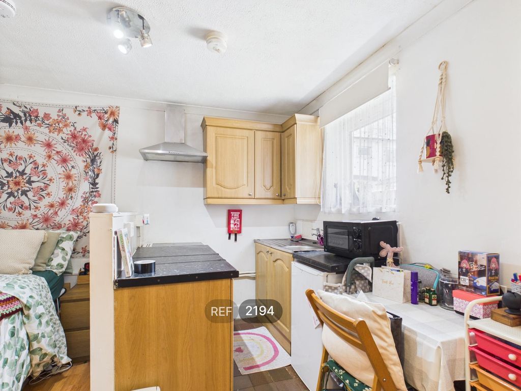 Property photo 2 of 9 Bedsit Area