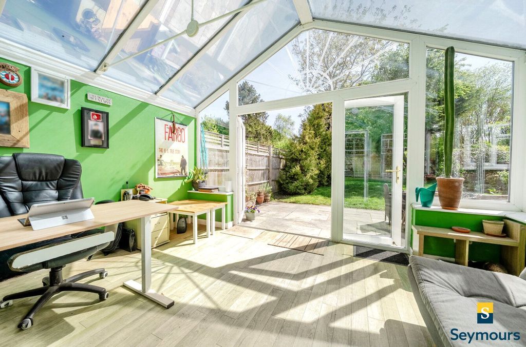 Property photo 3 of 21 Conservatory