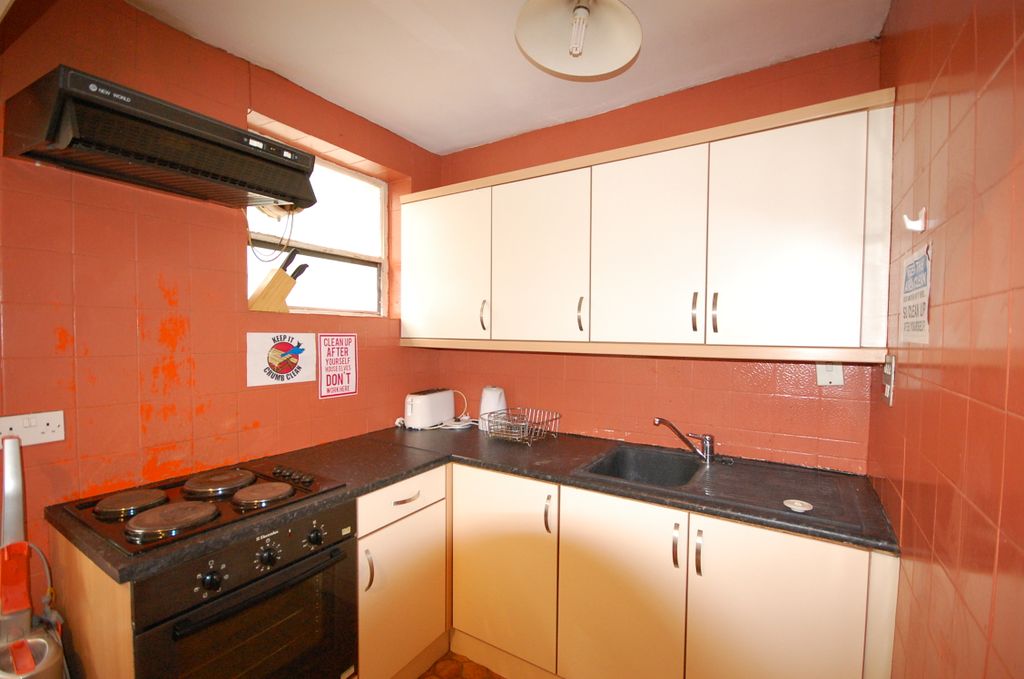 Property photo 3 of 9 Kitchen