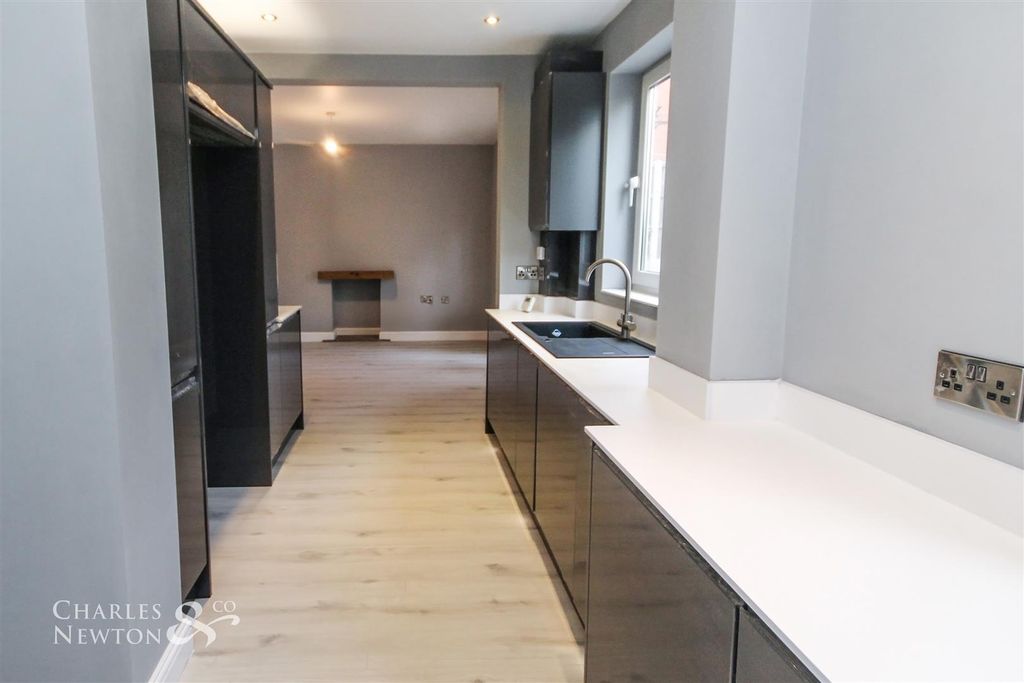 Property photo 3 of 29 Fitted Kitchen