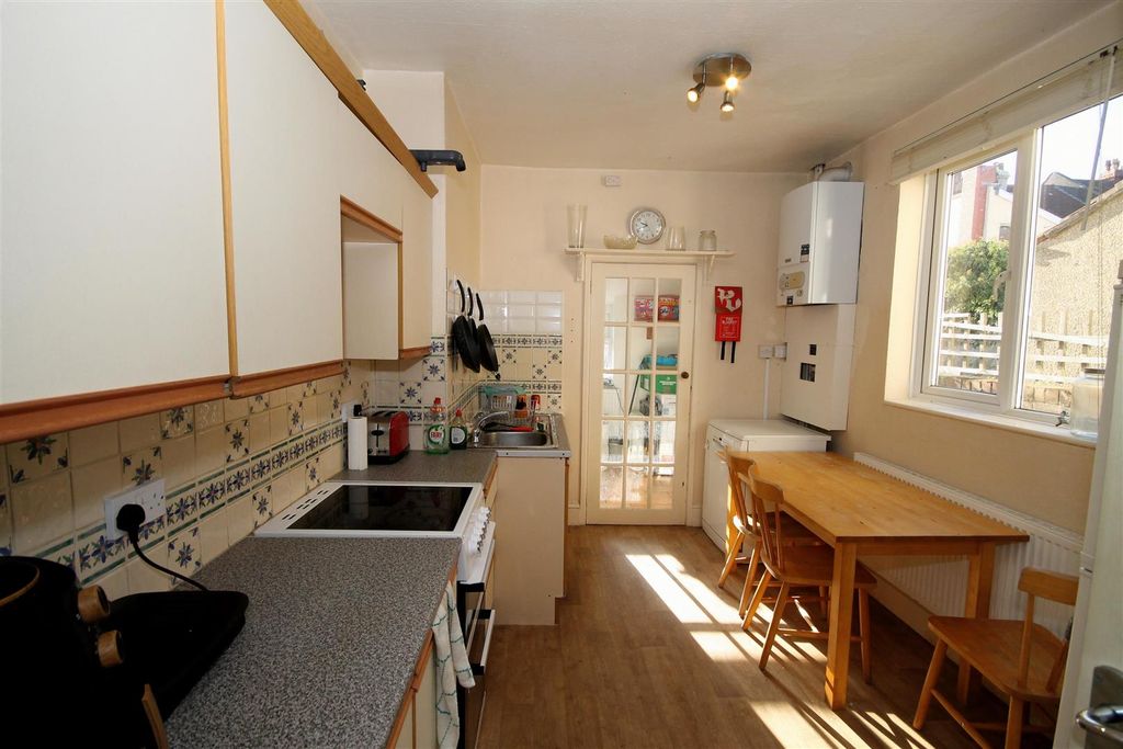 Property photo 3 of 9 Kitchen