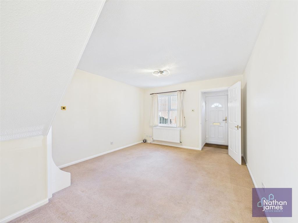 Property photo 3 of 11 Lounge