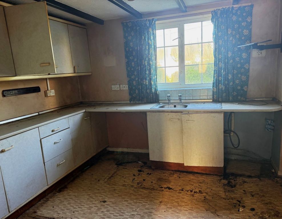 Property photo 3 of 6 Kitchen