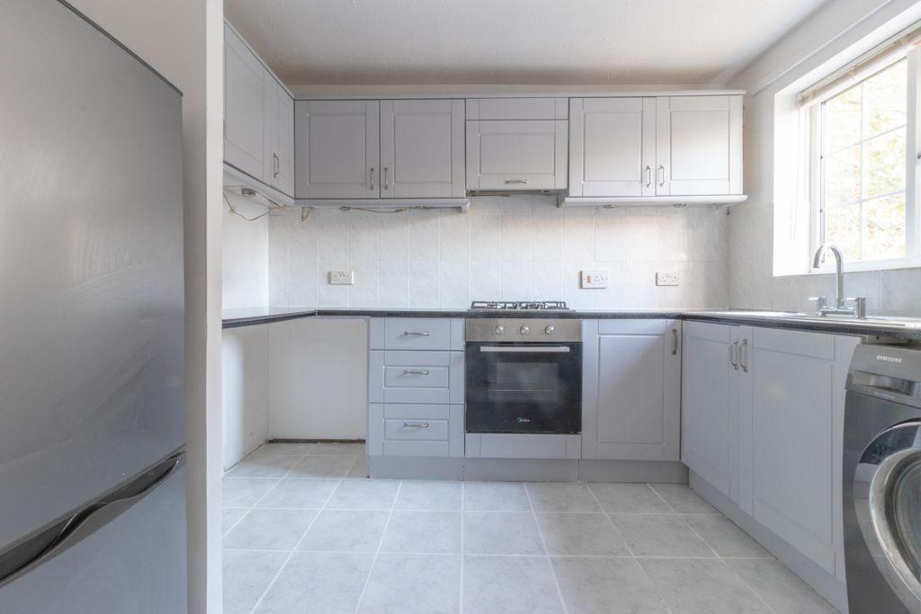 Property photo 2 of 10 Kitchen