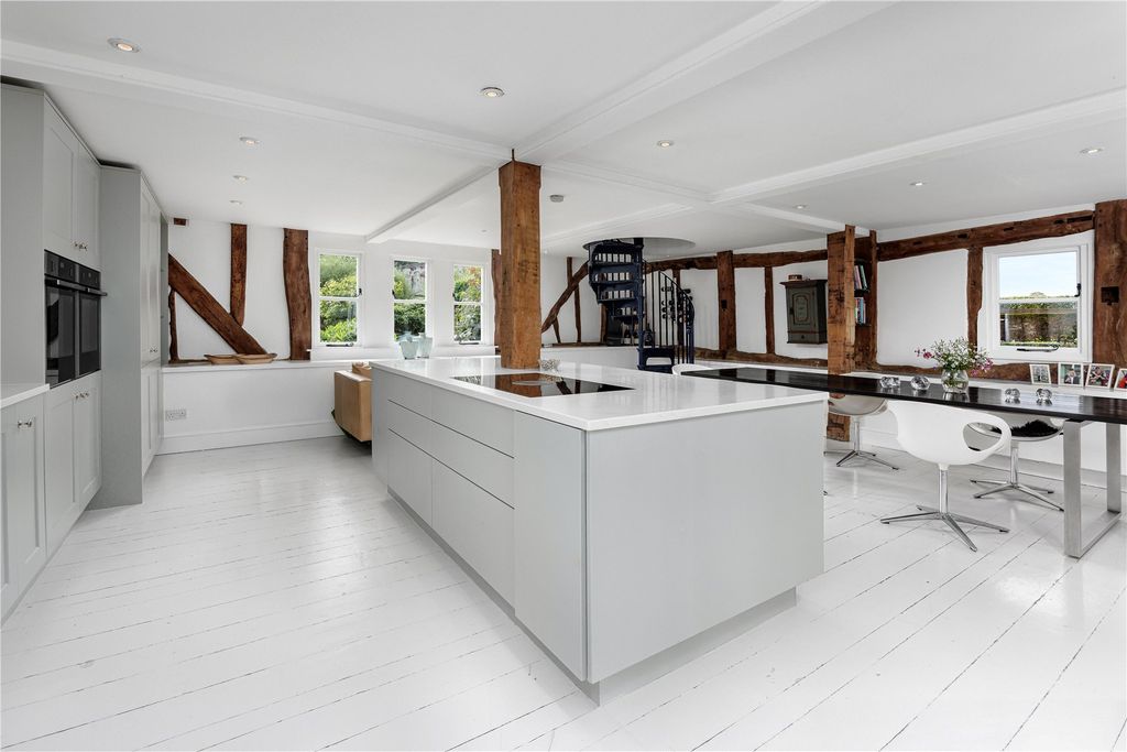 Property photo 3 of 19 Kitchen