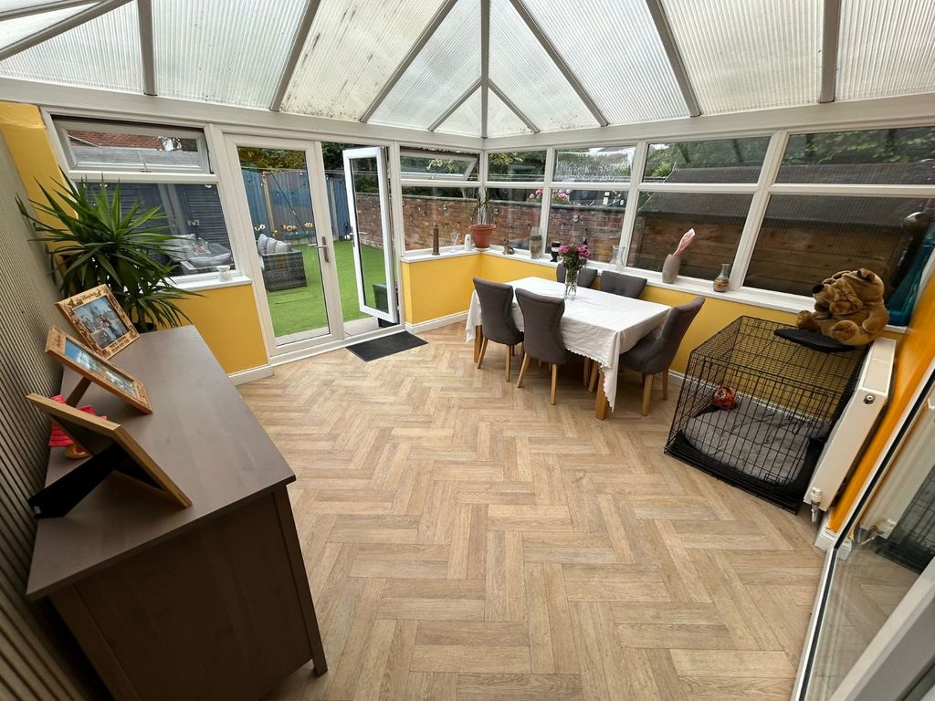Property photo 3 of 27 Conservatory