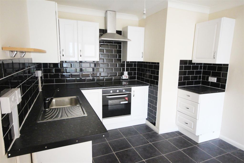 Property photo 2 of 7 Kitchen