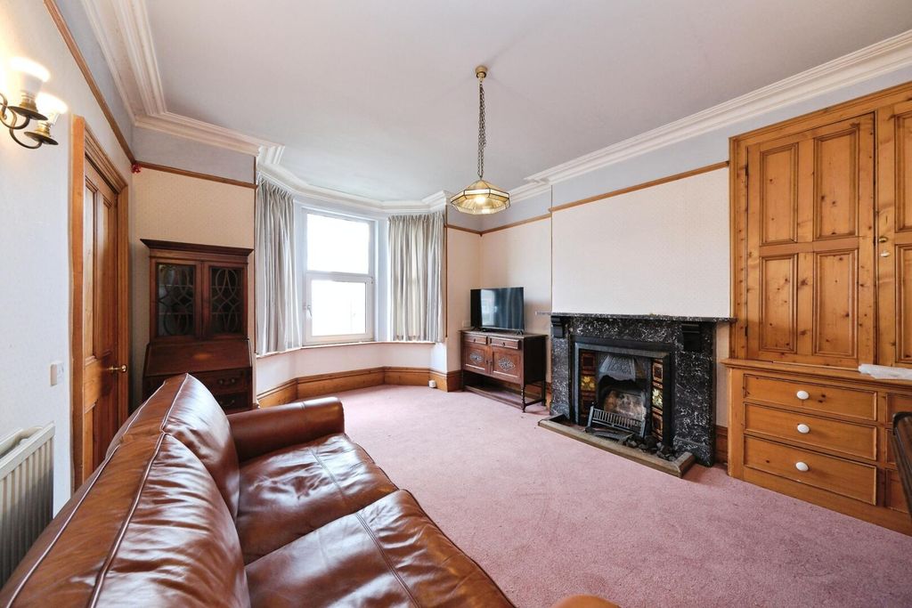 Property photo 3 of 32 Living Room