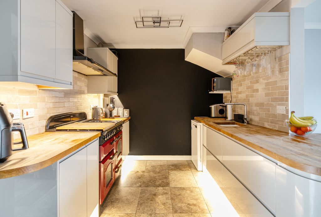 Property photo 3 of 21 Kitchen