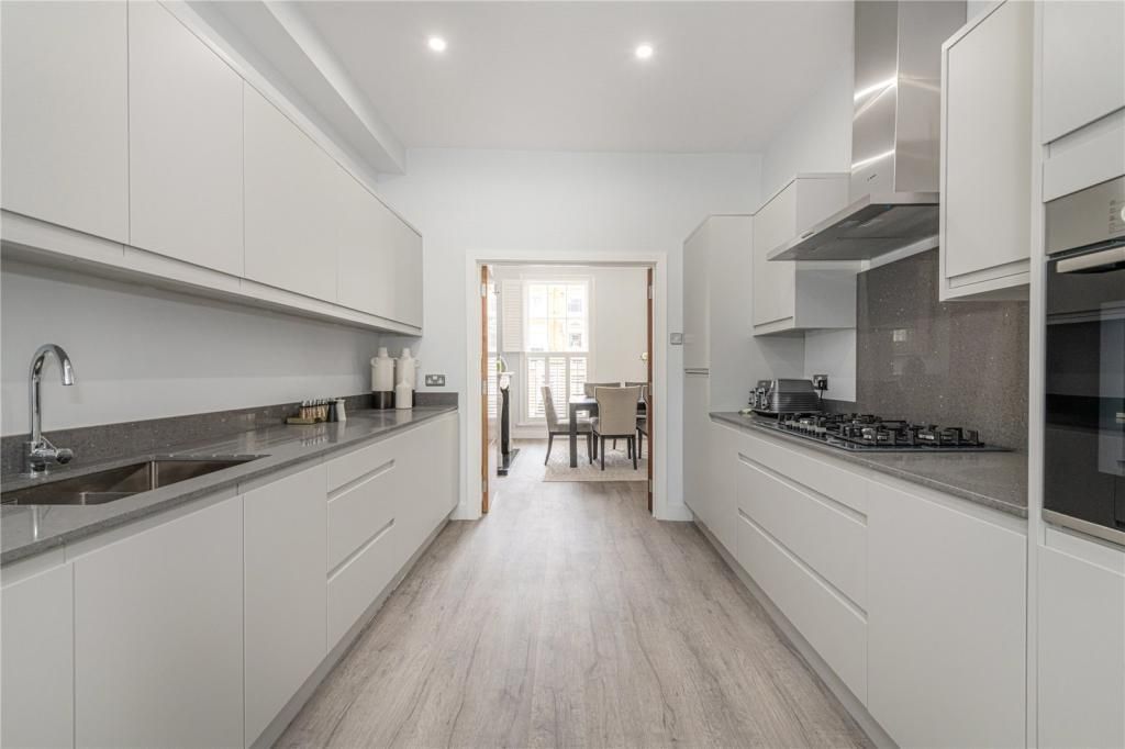 Property photo 3 of 11 Kitchen