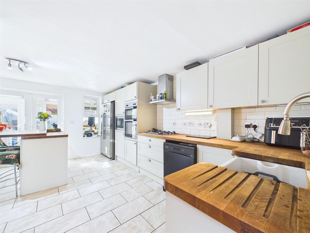Property photo 2 of 19 Four Bedroom House - 2.Jpg